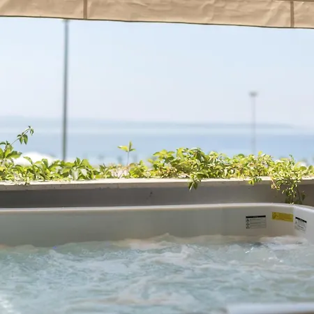 Lora With Spa Tub Split